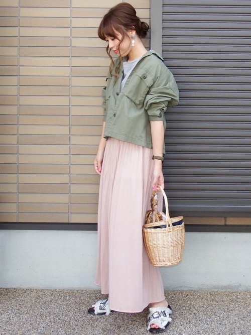 グレーTシャツのピンクワイドパンツコーデ
