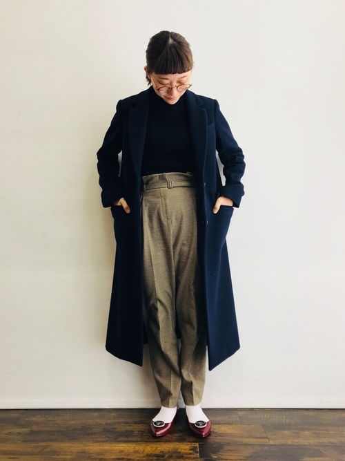 白靴下×ネイビーロングコートの冬コーデ