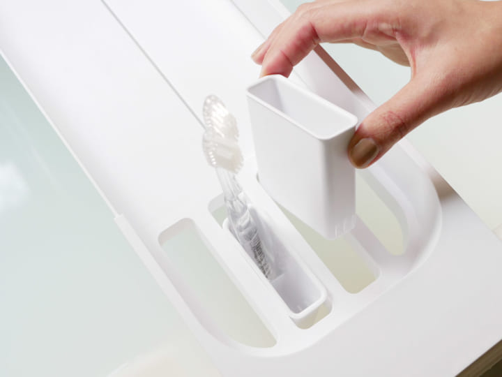 快適なバスタイムを ラック替わりとしても使える伸縮式の バスタブトレー Folk