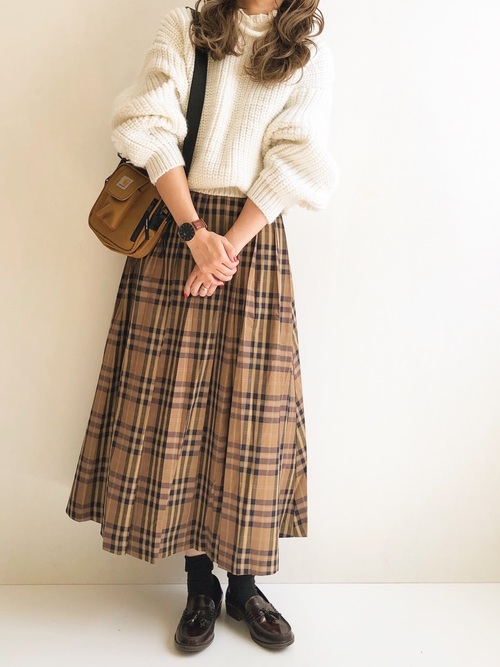 【2020最新】靴下で抜け感をプラス♪《季節別》オフィスカジュアルコーデ特集 folk