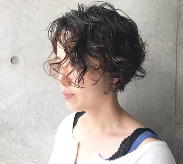 大きめカールがメンズっぽいヘアスタイル