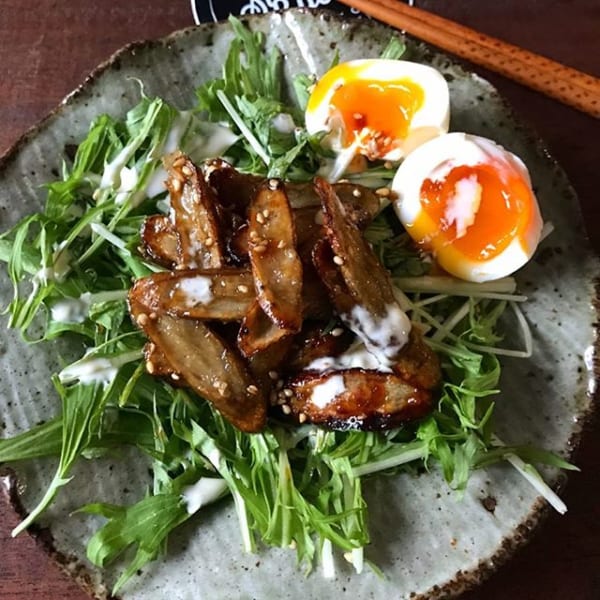 大人気！揚げごぼうと水菜と半熟卵のサラダ