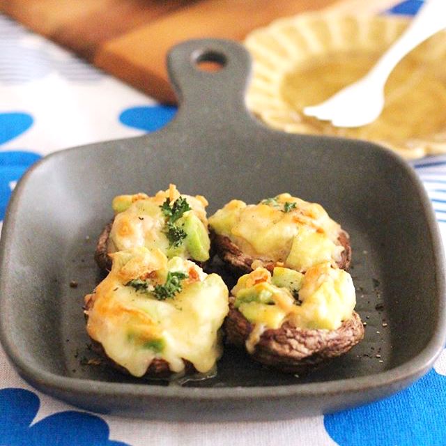 副菜に！アボカドチーズのしいたけカップ焼き