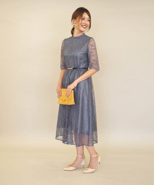 グレーワンピース×ベージュパンプス