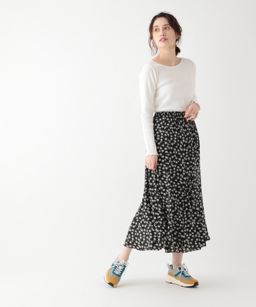 花柄スカートで大人カジュアルな服装