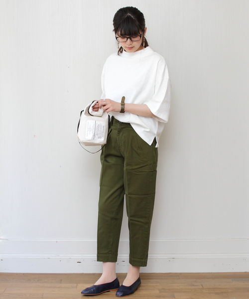 テーパードパンツできれいめカジュアルな服装