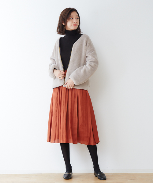 ファージャケット×サテンプリーツスカート
