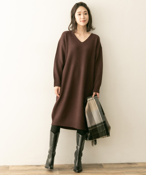 Vネックワンピース×ロングブーツ