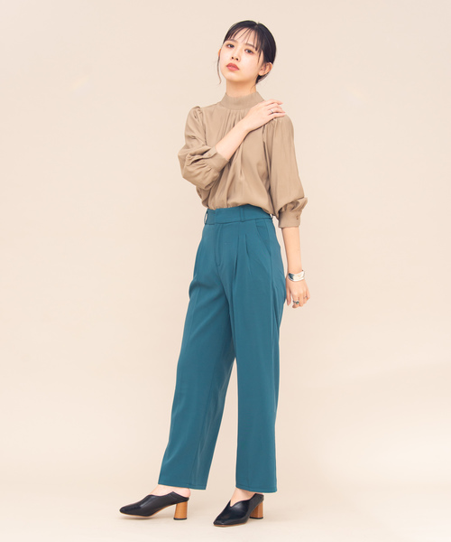 新定番スラックスパンツで都会的な服装