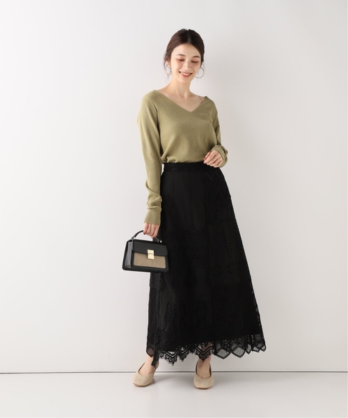 Vネックトップス×レースロングスカート