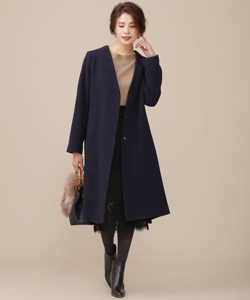 Vネックコート×レーススカート