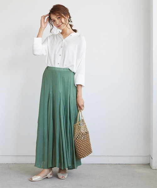 グリーンスカートで6月の季節感ある服装