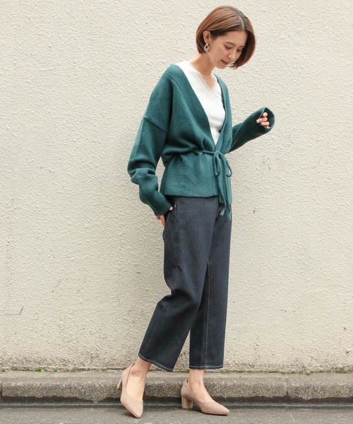 ストレートデニムで美脚に見せる服装