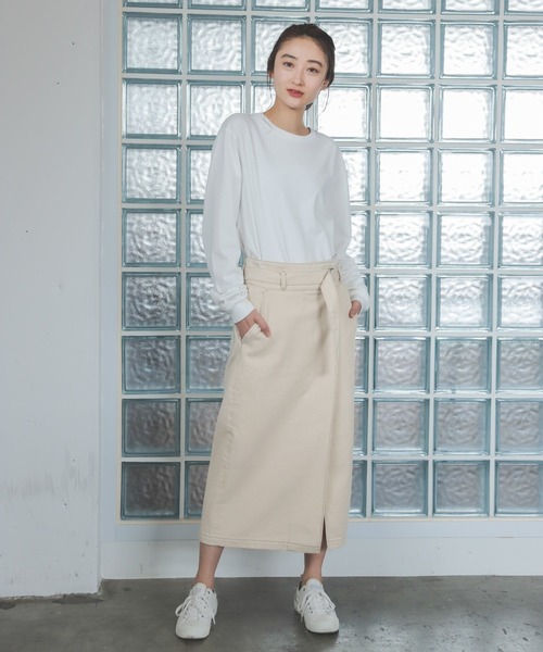 オールホワイトでスタイリッシュな服装