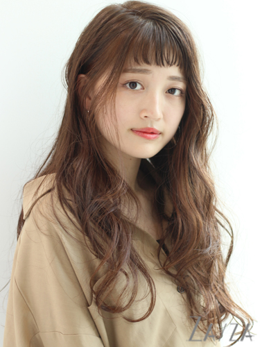 前髪で抜け感を出すヘアスタイル