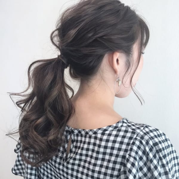 オフィスカジュアルのロングヘアアレンジ・まとめ髪