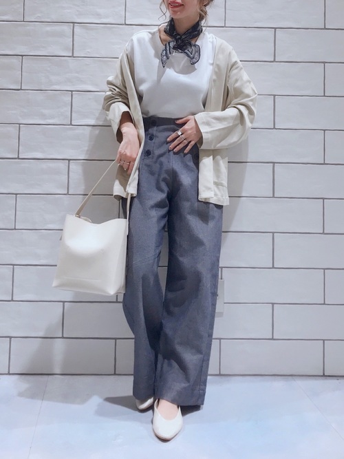 白パンプスのフェミコーデ