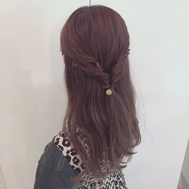 簡単なのに大人可愛い オフィスにおすすめのハーフアップヘアアレンジ特集 Folk