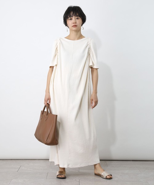 リブワンピース×フラットサンダル