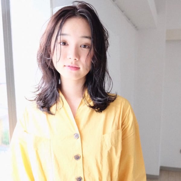 30代の丸顔さんに似合うミディアム30選 おしゃれな髪型で小顔を叶えよう Folk