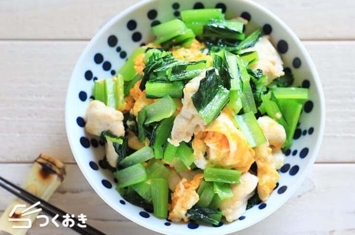 父の日は和食の手料理で！鶏肉と卵の小松菜炒め