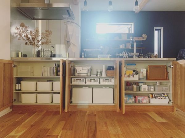 キッチン前のカウンターを最大限に活用しよう 素敵な収納 活用アイデア Folk