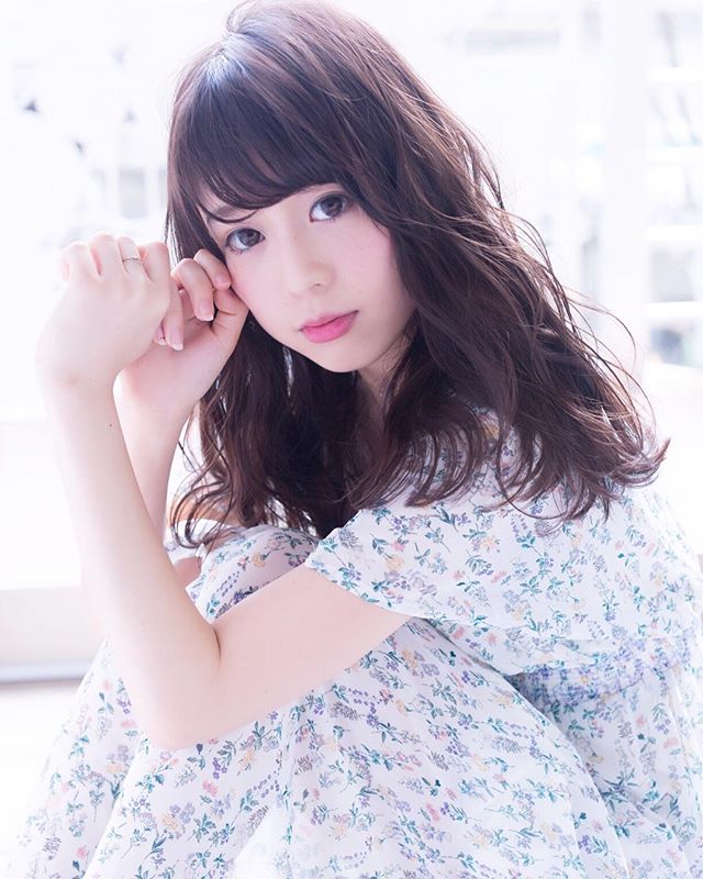 セミロングに似合う夏のヘアカラー特集 トレンドの髪色にイメチェンしよう Folk