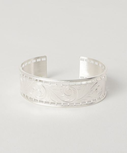 アーティスティックな手彫りのバングル
