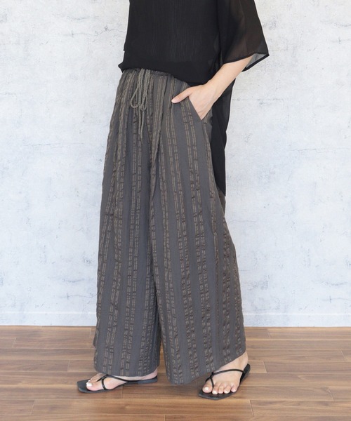袖コンシャスブラウス×ストライプパンツ