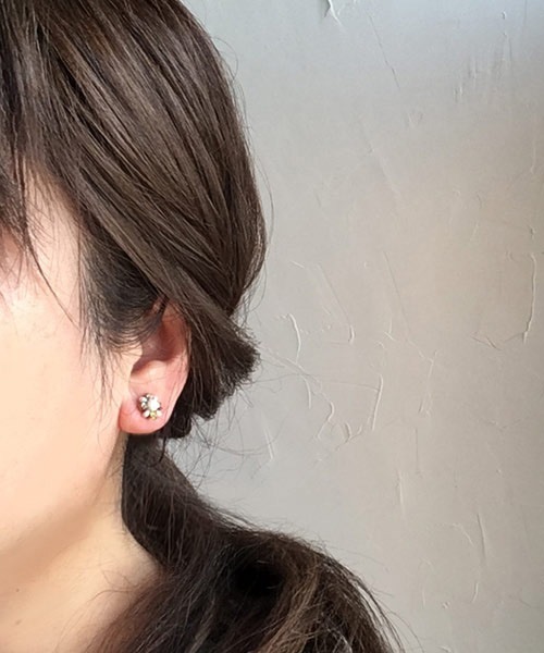 きらめきを楽しむフラワーパールピアス