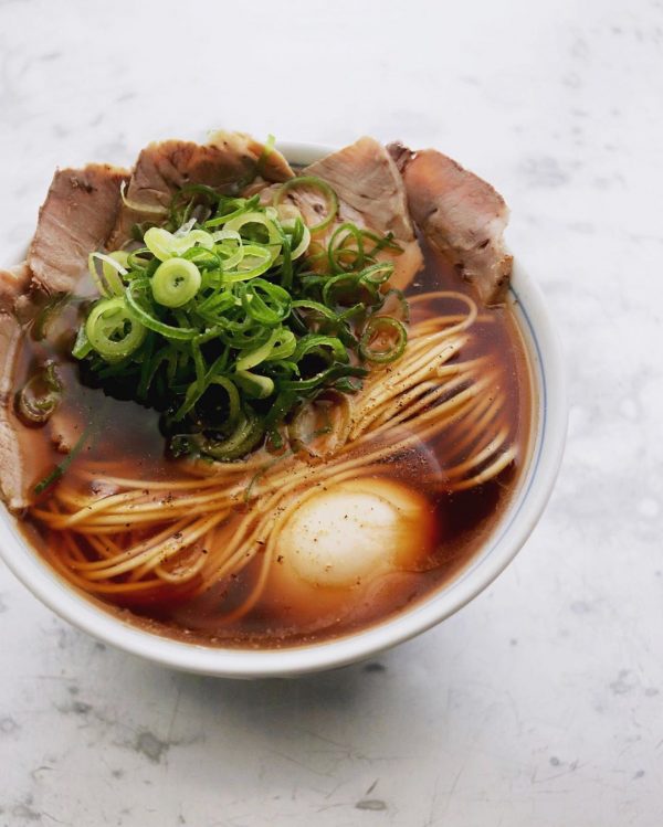 チャーシューの盛り付けがキメ手！棒ラーメン