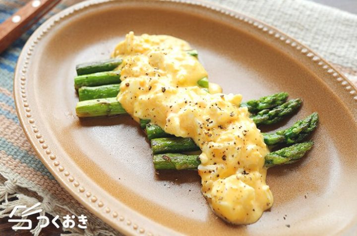 話題のレシピ！焼きアスパラの卵ソースかけ