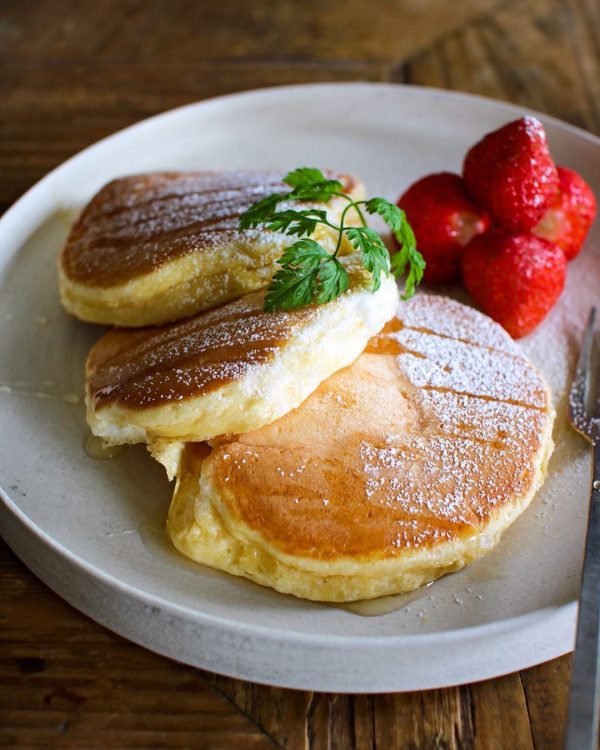 ふわふわのパンケーキを引き立てるプレート