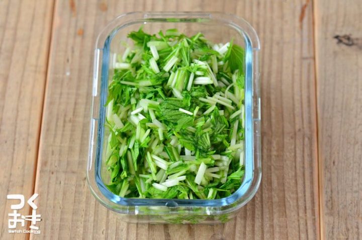 作り置きで常備菜に！簡単な水菜の塩もみ