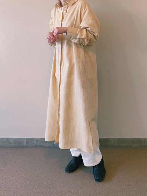 ロングシャツワンピース×ホワイトパンツ