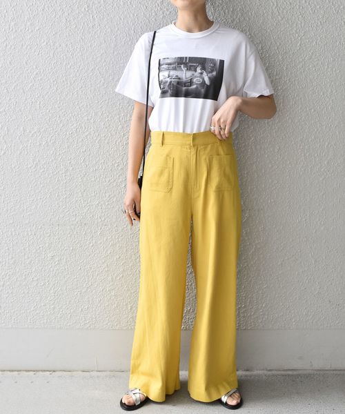 白Tシャツの大人女性コーデ3