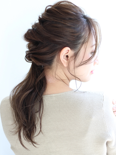 見返り美人なヘアアレンジの面長×黒髪の髪型