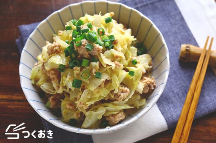 簡単な和食に！キャベツと鶏そぼろのレンジ蒸し