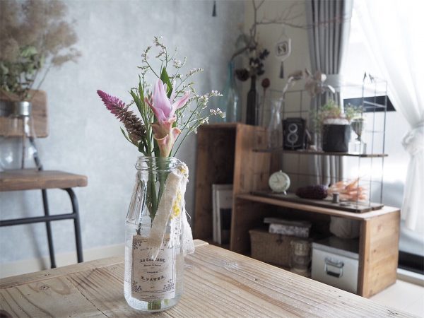 季節の花は空き瓶に無造作に生けるのが◎