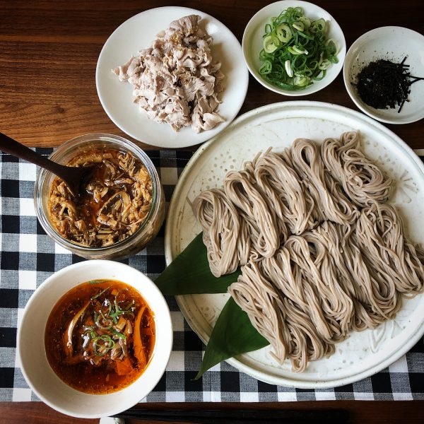 冷たいつけ汁の人気麺レシピ！ピリ辛つけそば