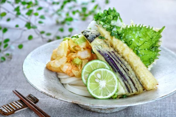 定番人気の冷たい麺レシピ！天ぷらうどん