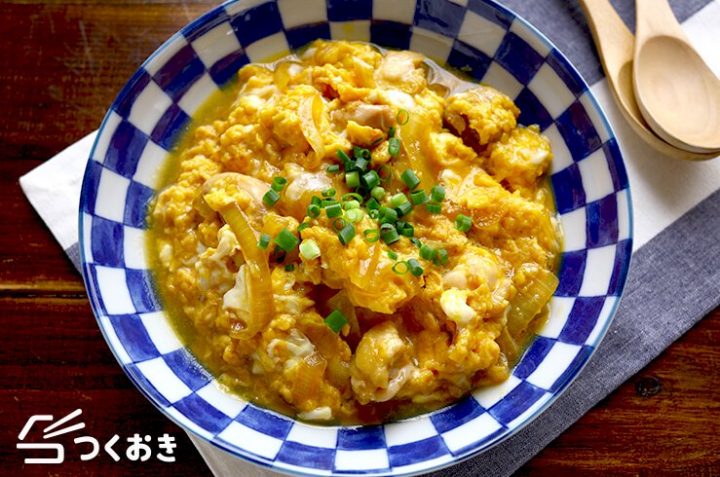 人気のレシピ！鶏肉と玉ねぎの卵とじでスタミナ丼