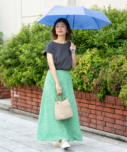 Tシャツ×グリーンスカートの雨の日コーデ