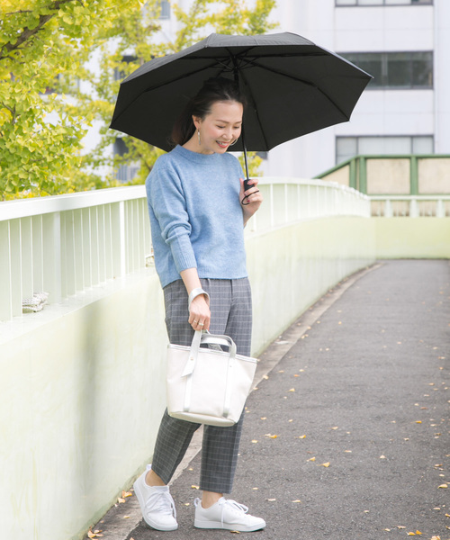 ニット×チェックパンツの雨の日コーデ