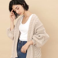 ベージュカーディガンの秋コーデ レディースのおしゃれな着こなしを紹介 Folk