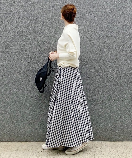 秋の黒ロングスカートコーデ 外さないブラックはトップスの合わせ方がカギ Folk