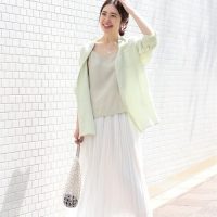 白プリーツスカートコーデ 最新 大人の爽やかな着こなしをチェックしよう Folk