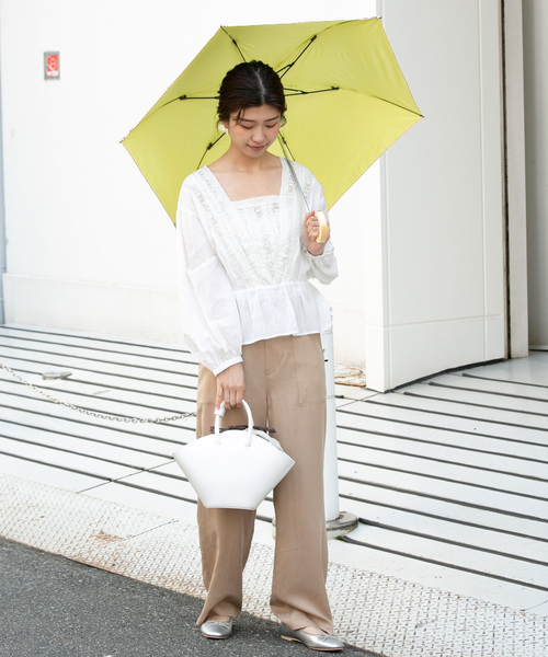 ブラウス×ベージュパンツの雨の日コーデ