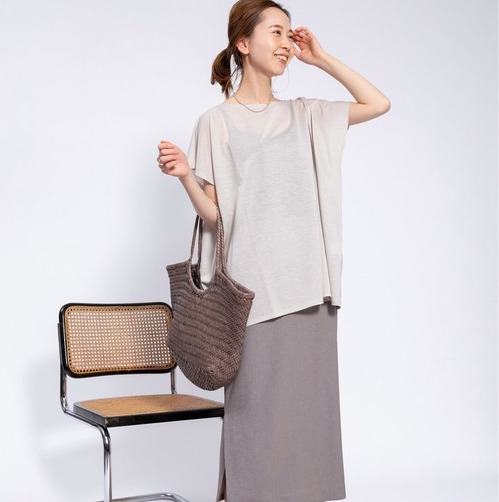 グレーtシャツのコーデ特集 大人女性の地味見えしない着こなしを紹介 Folk