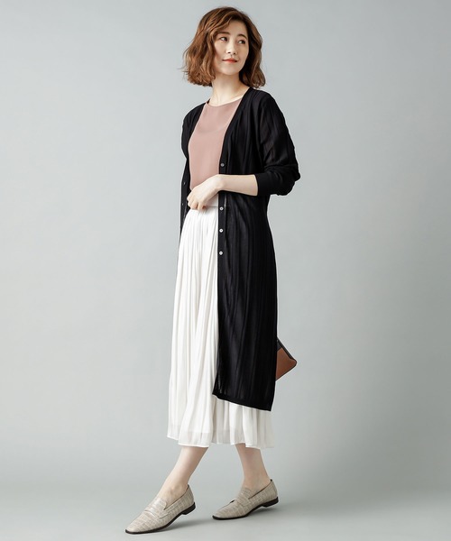 黒カーデ×白スカートのレディスタイル